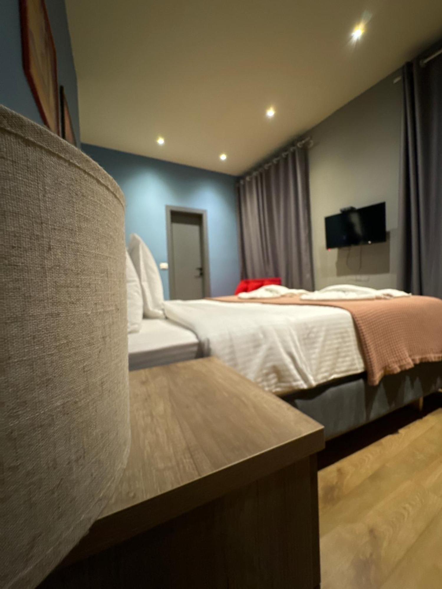 Hotel Tirona Tirana Esterno foto