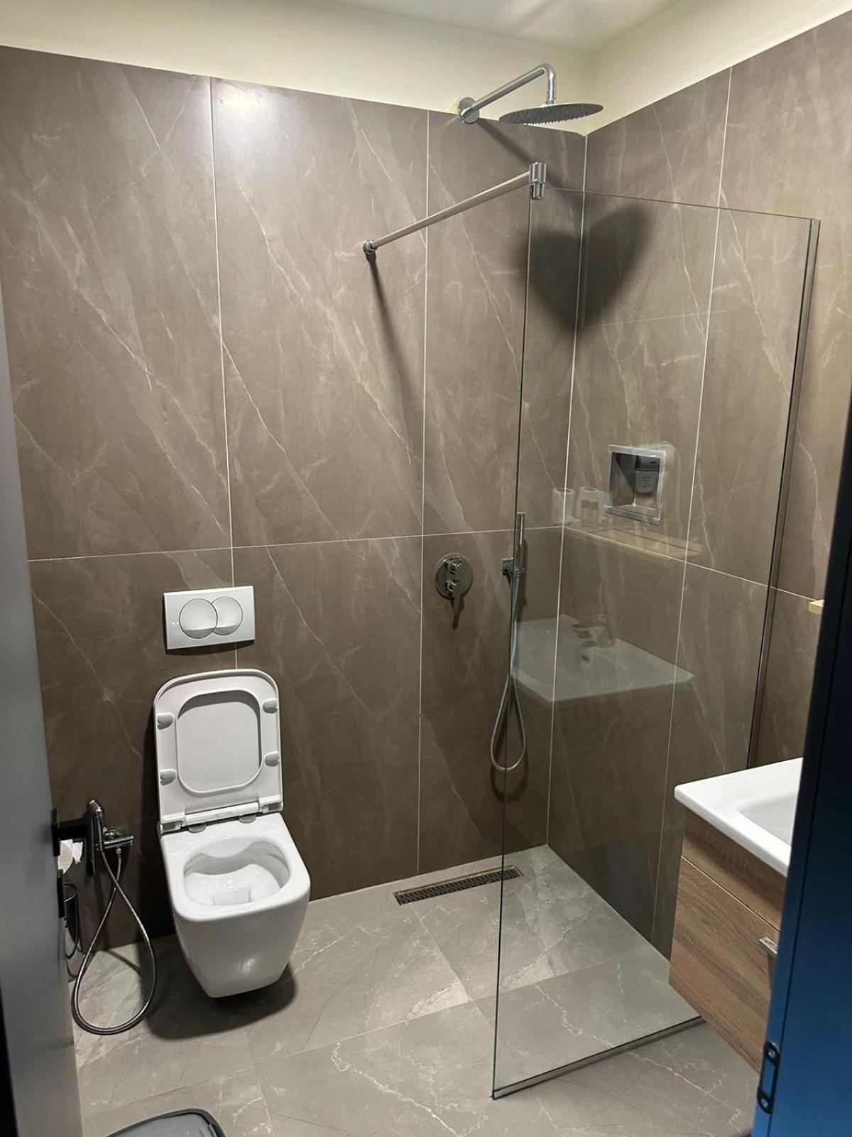 Hotel Tirona Tirana Esterno foto